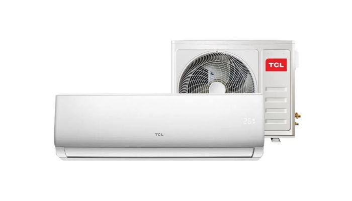 Foto de um ar-condicionado TCL branco com condensador