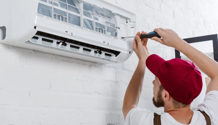 Foto de um homem instalando um ar-condicionado inverter